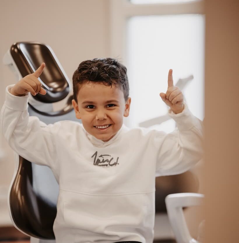 Kinderfreundliche Behandlung beim Zahnarzt.