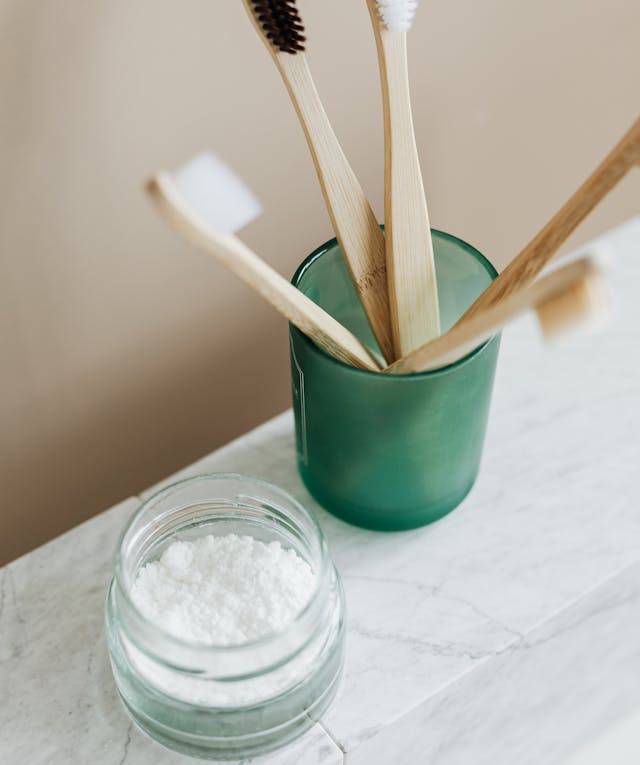 Backpulver und Zahnbürsten