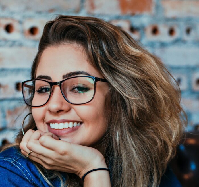 Lächelnde junge Frau